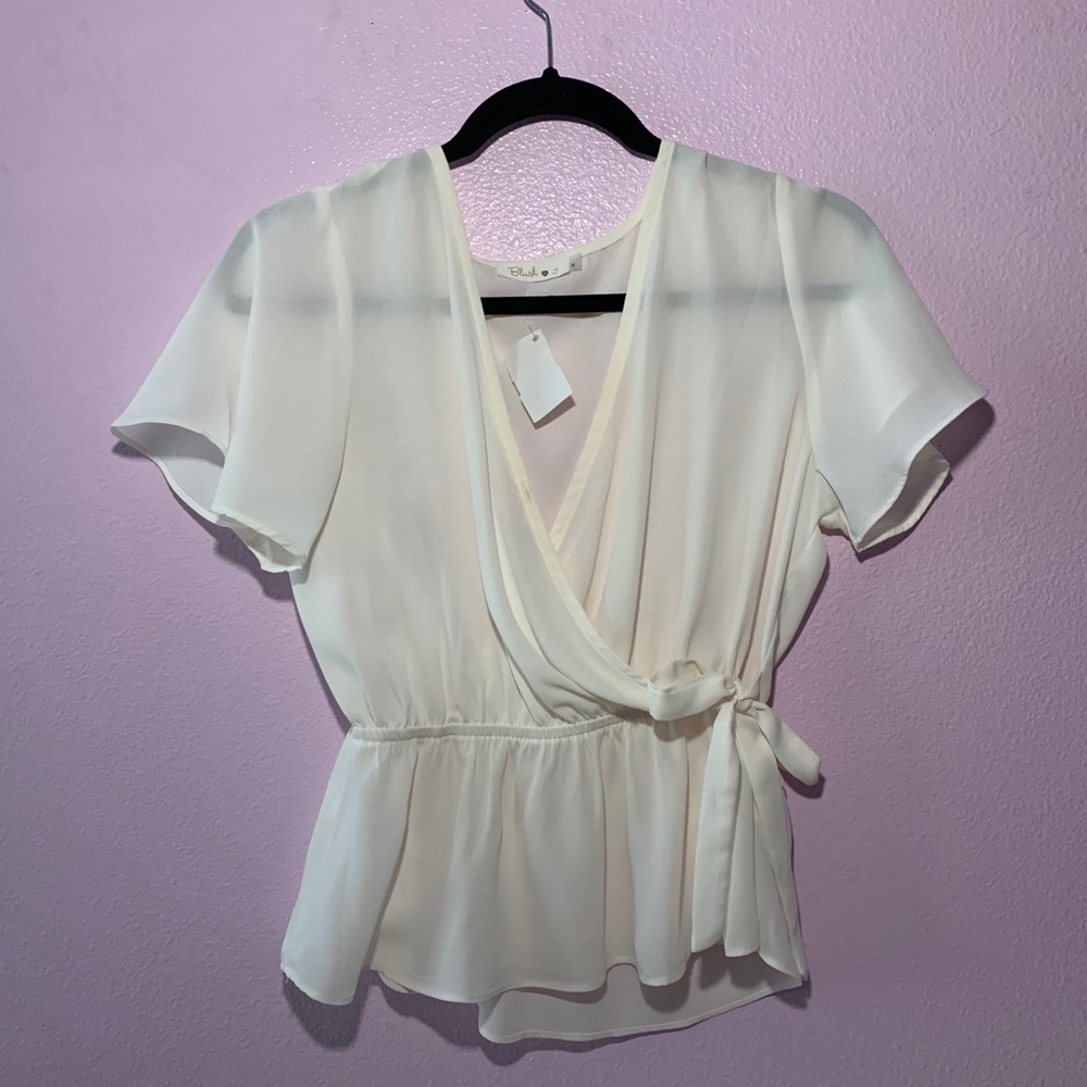 NEW White V-Neck Blouse 
 ⠀⠀⠀⠀⠀⠀⠀⠀⠀⠀⠀⠀